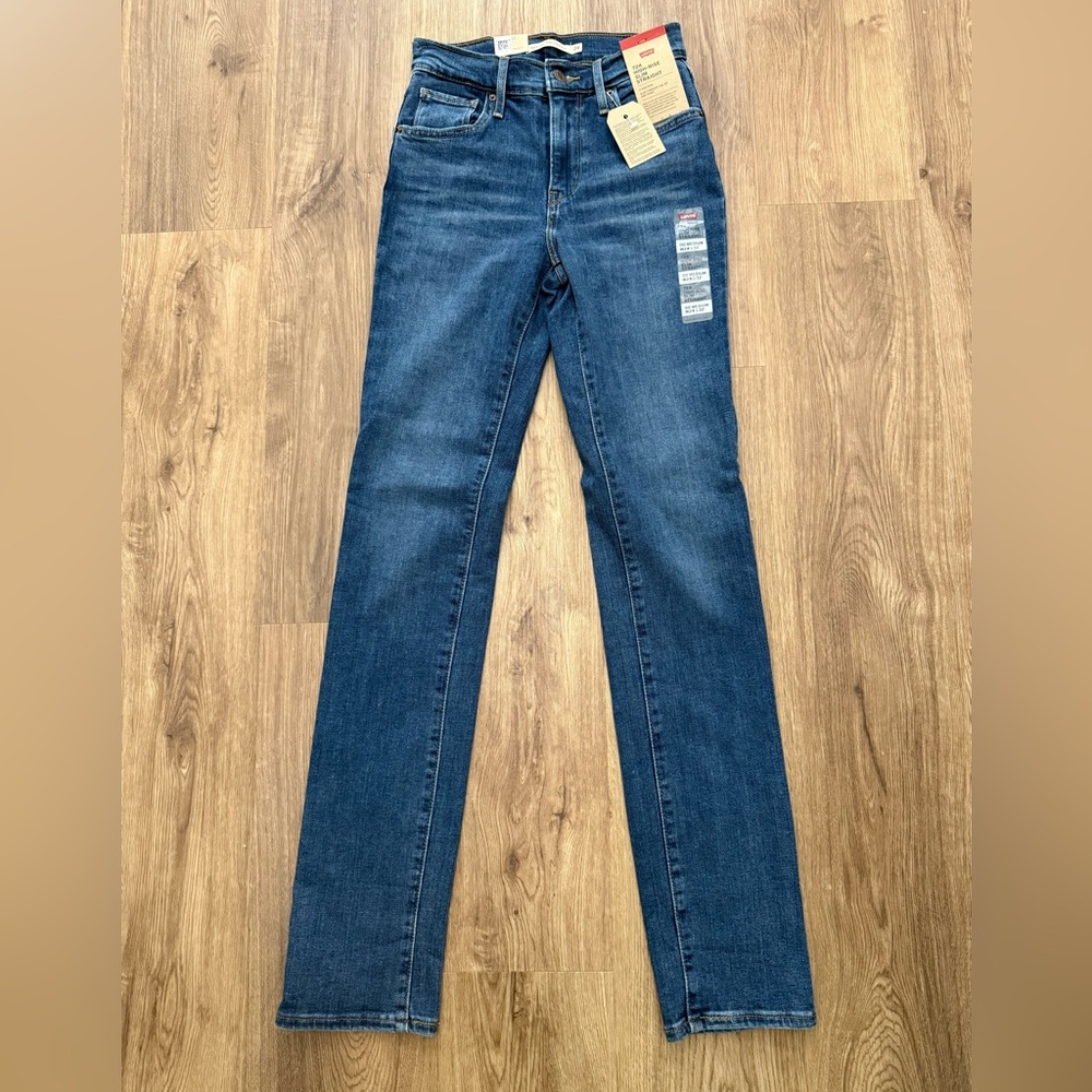 NWT Levi's 724 High Rise Slim straight Jeans Catch Me Outside. Size 24